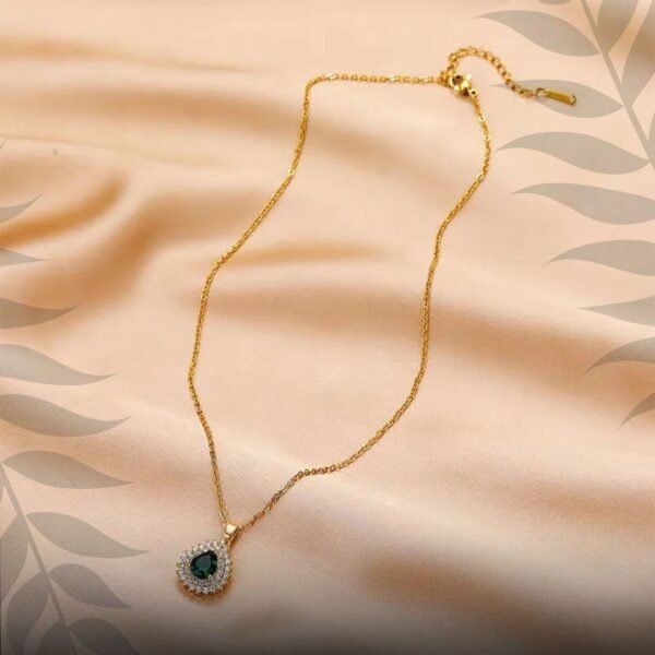 Modern green emerald jewelry set - Image 3